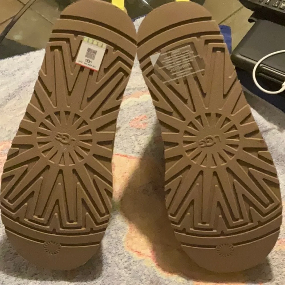 UGG Platform Boots in Sand Size 10, NWT - Picture 9 of 16